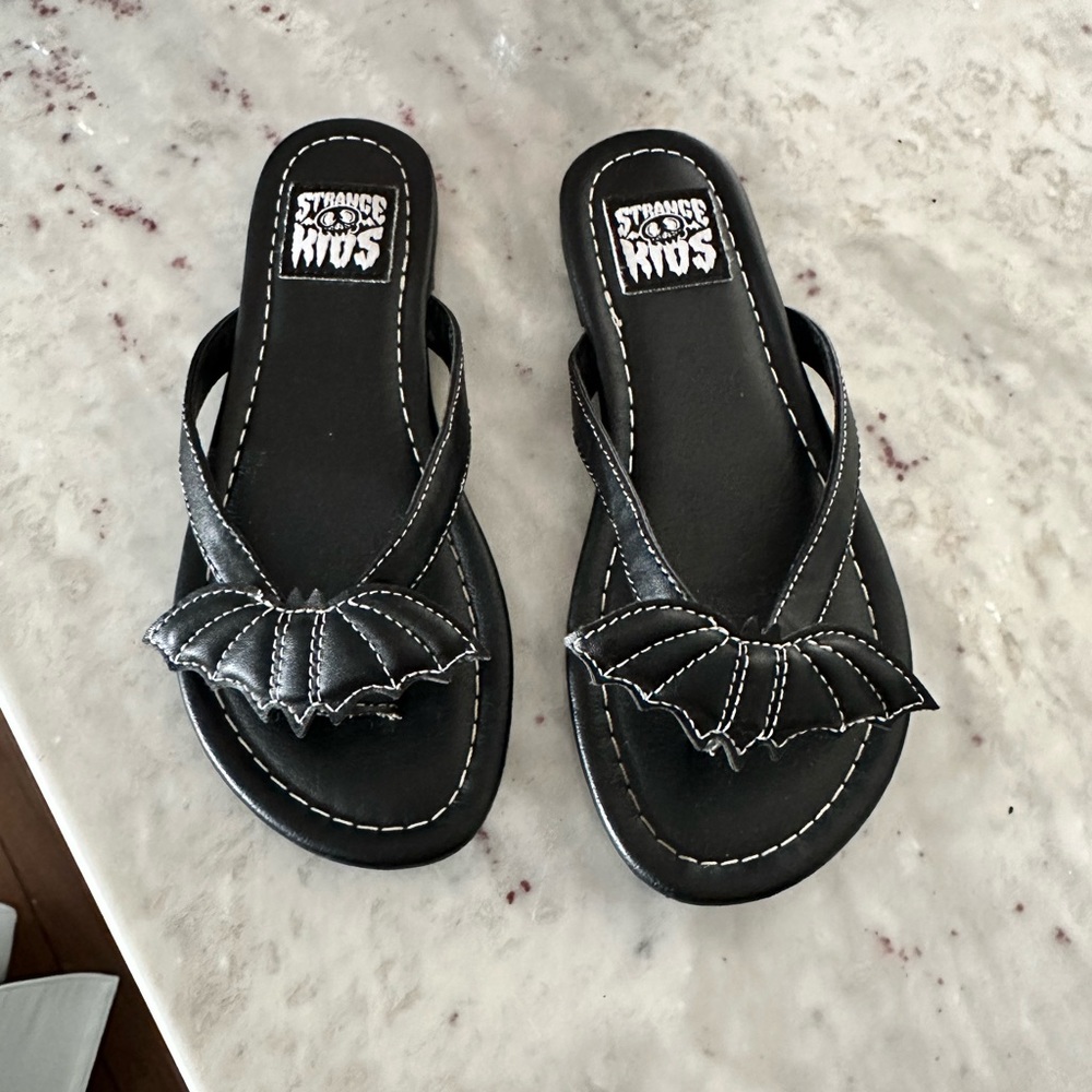 Strange Kids Betty Bat Flip Flops sz: 13